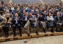 El rector de MU, Vicente Atxa, junto a Markel Olano y el resto de autoridades que asistieron ayer a la gala organizada en el Kursaal.
