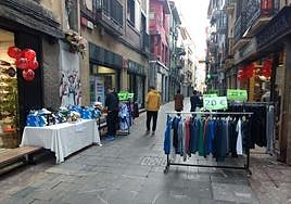 Artículos expuestos en el exterior de varios comercios durante la Feria de Stock de octubre del pasado año.