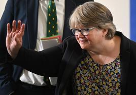 Therese Coffey saludando en una imagen de archivo.