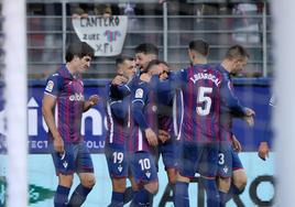 La plantilla del Eibar celebra el 2-0 del viernes ante el Villarreal B.