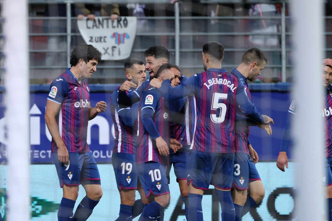 La plantilla del Eibar celebra el 2-0 del viernes ante el Villarreal B.