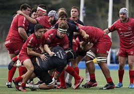 Los jugadores ordiziarras luchan por la posesión del oval ayer en Altamira ante La Vila, que jugó con la segunda indumendaria del Ordizia.