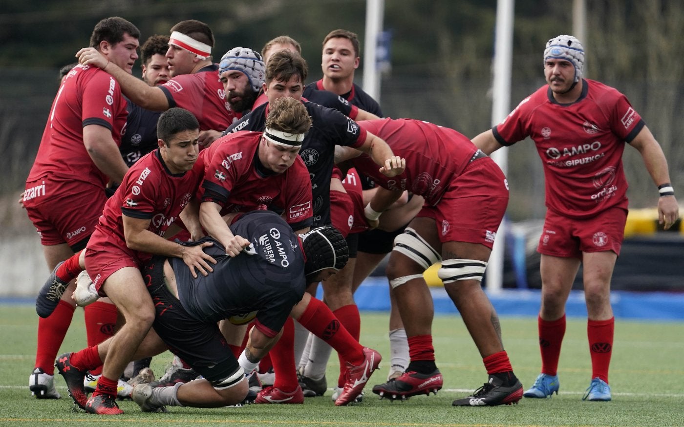 Los jugadores ordiziarras luchan por la posesión del oval ayer en Altamira ante La Vila, que jugó con la segunda indumendaria del Ordizia.