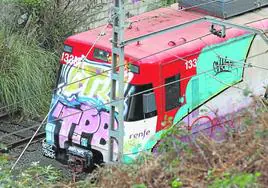 Un tren de Cercanías de Renfe, tras sufrir unas pintadas.