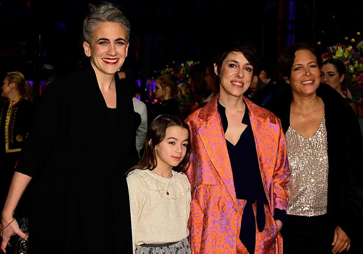 Lara Izagirre, Sofía Otero y Estibaliz Urresola posan en la alfombra roja antes de la gala.