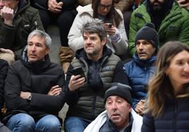 Carlos Checa, junto a Igor Astarlos en las gradas del frontón Txikuri.