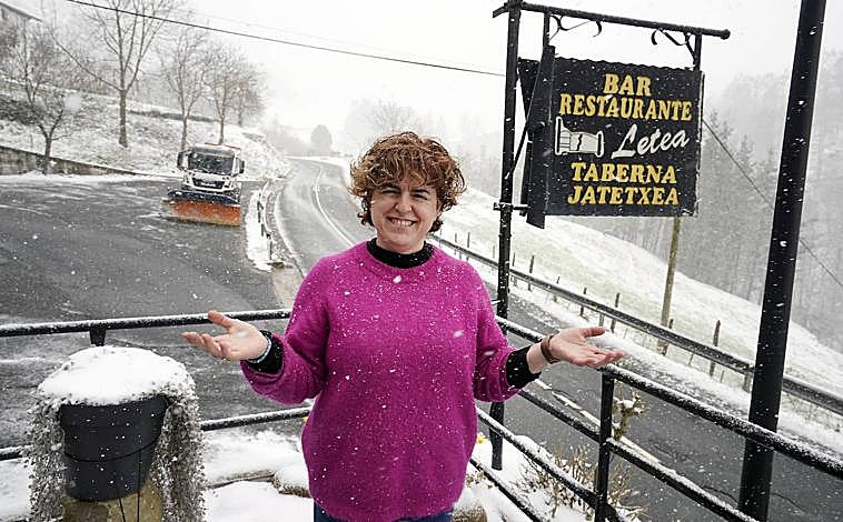 Imagen principal - En el restaurante Letea, en Errezil, la nieve no impidió que Eli Uribetxebarria recibiera a los clientes habituales. Julián Rodríguez y Cati Neus Pascual, recuperados del susto tras quedarse en una cuneta con el coche. Joseba Otaño lamentaba que el hielo hiciera patinar las carretillas de la empresa.