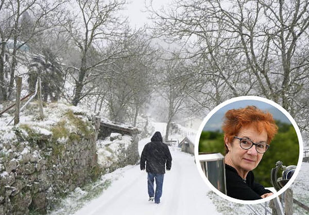 Un hombre camina sobre la nieve en Berastegi.