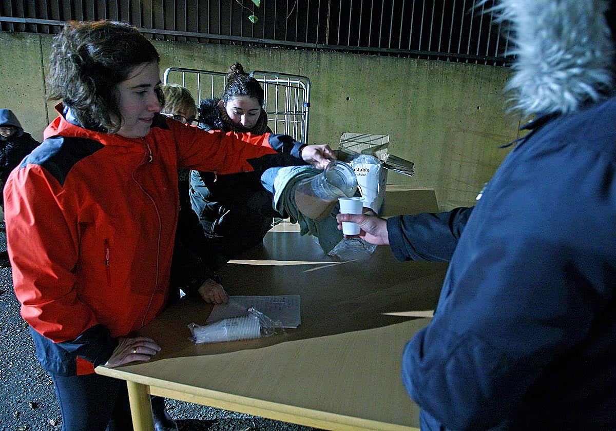 Reparto de chocolate caliente en la Abegi Etxea de Intxaurrondo.