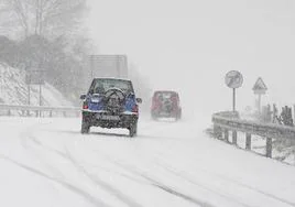 Las carreteras de las zonas a mayor altitud como Berastegi fueron las más afectadas por la nieve.