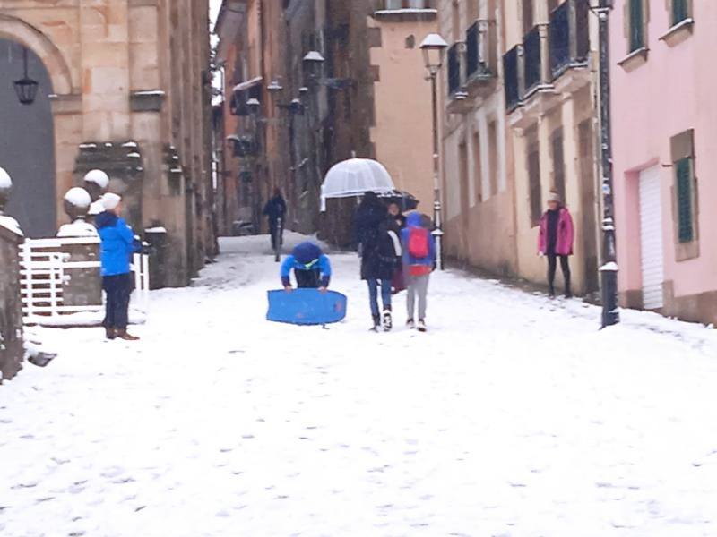 Una calle de Elgeta nevada.