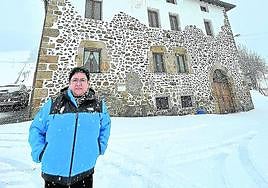 Arantza Segurola, frente al caserío Erraizabal, en Legazpi, vestido de blanco.