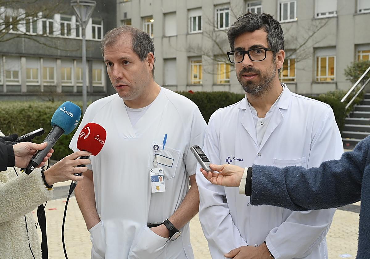 Los portavoces de los médicos, Félix Zubia y Jon Zabaleta, anuncian el fin de las concentraciones.