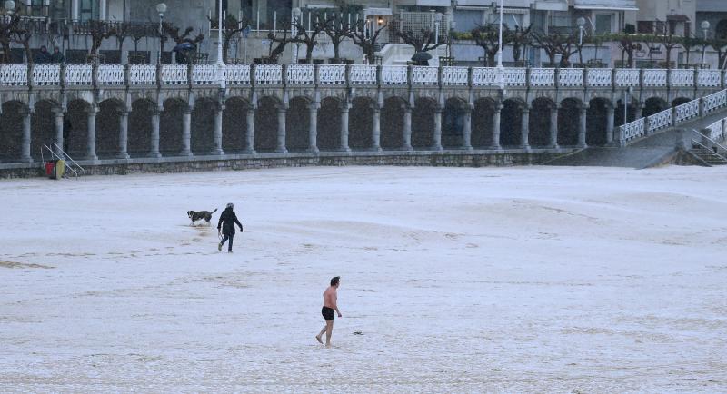 Nieve en la playa de La Concha