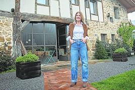 Carmen, anfitriona del OAR Cottage, ante este precioso viejo caserón convertido en lujo.