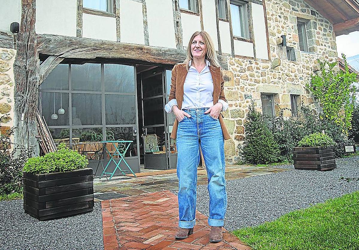 Carmen, anfitriona del OAR Cottage, ante este precioso viejo caserón convertido en lujo.