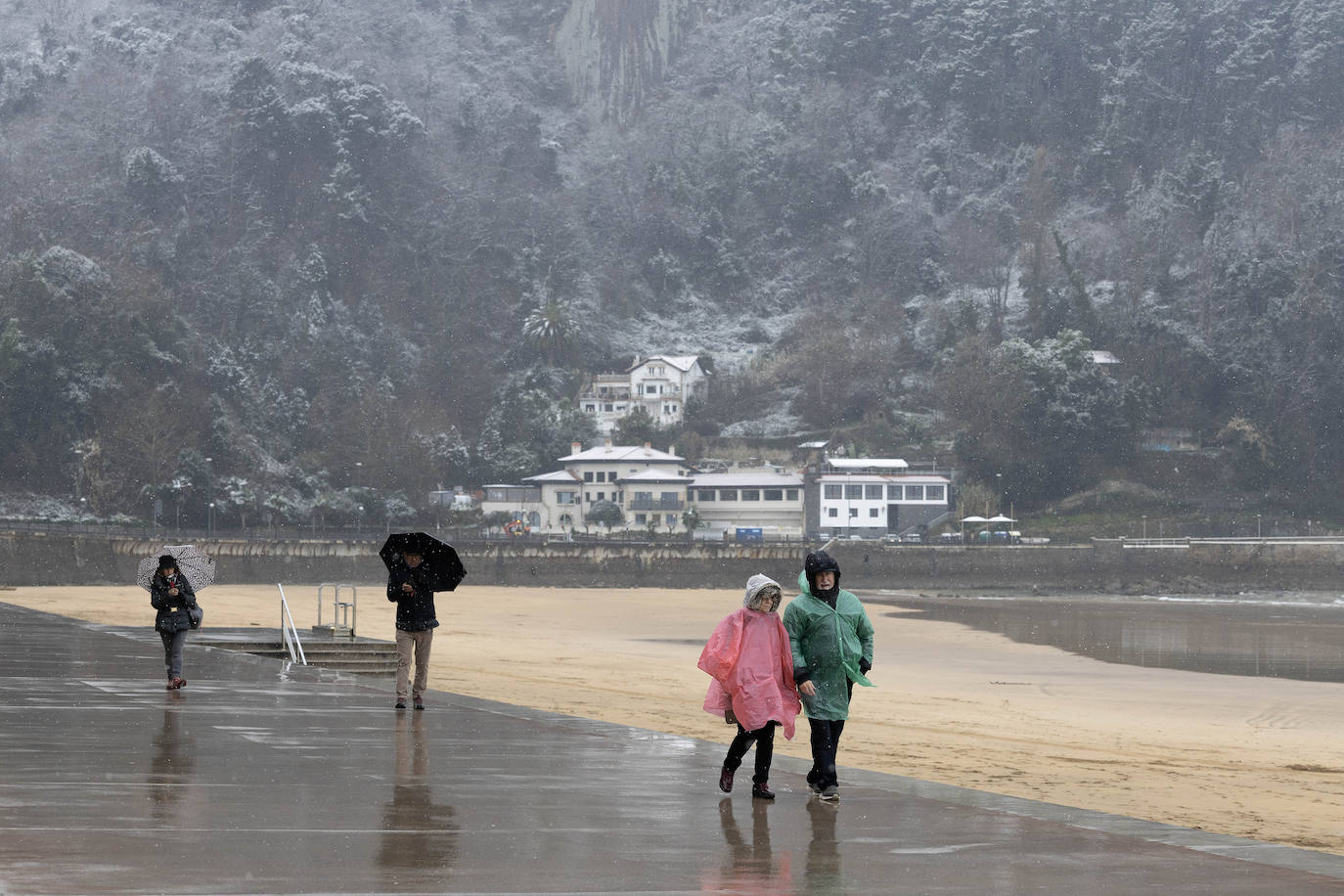 Gente paseando por el malecón de Zarautz.