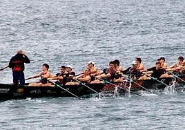 La tripulación masculina en el descenso de Hondarribia.