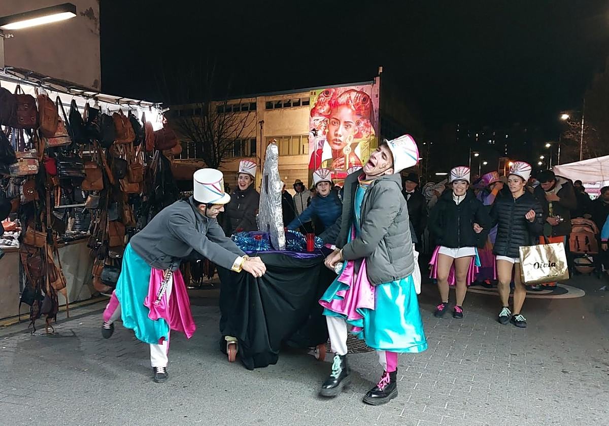 El bacalao, por Euskadi Etorbidea de camino al puerto, fue portado por integrantes de la comparsa Bóveda.