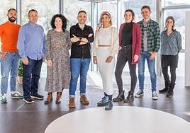 Iñaki Makazaga, Bittor Andres , Lohitzune Solabarrieta, Xabier Ibarguren, Anuska Esnal, Olatz Santamaria, Iosu Lizarralde eta Ainara Munduate, EH Bilduk aurkezten duen taldea, igande goizeko aurkezpenean, Arraunetxen.