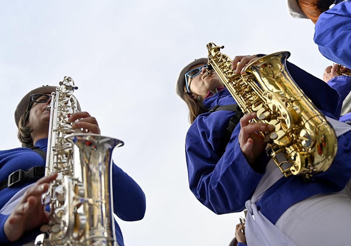 Cada vez es más notoria la presencia de la mujer en las txarangas locales durante las fiestas.