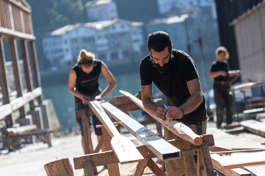 Talla de remos al estilo tradicional en Albaola.