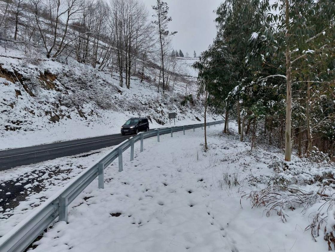 Un coche atraviesa la carretera entre Eibar y Elgeta.