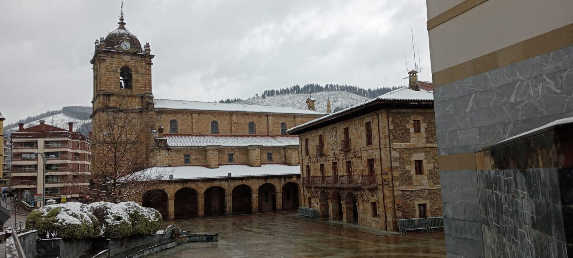 El centro de la localidad con el monte al fondo, una imagen que invita a ser fotografiada.