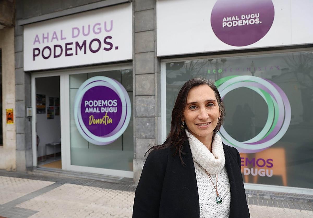 Echeveste, que es licenciada en Traducción e Interpretación, a la entrada de la sede de Podemos en Gros.