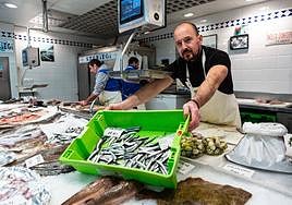 Las primeras anchoas se han vendido a 18,5 euros en el mercado de La Bretxa.