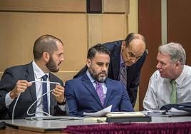 Pablo Ibar rodeado por su abogados en una imagen del juicio de 2021