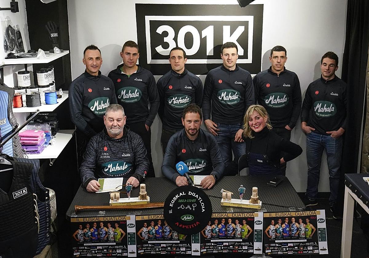 Los participantes junto a los organizadores, este jueves en la presentación en Leitza.