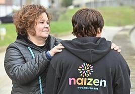 Julia, junto a su hijo Adriel, que enseguida se cambiará el sexo legal en el registro civil.