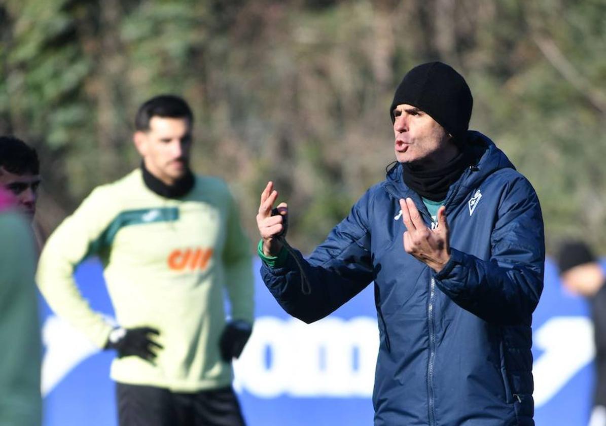 Garitano dando instrucciones en Atxabalpe.