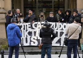 Concentración frente a la Audiencia Provincial de Gipuzkoa, durante el juicio.