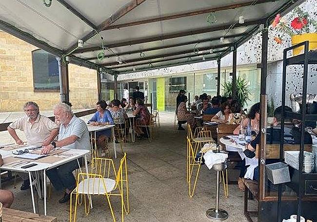 Comensales disfrutando en la terraza.