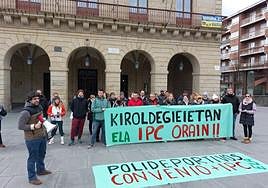 Buena parte de los casi 40 trabajadores y trabajadoras que han secundado la huelga en los polideportivos municipales se concentraron a mediodía ante el ayuntamiento para reclamar una solución.