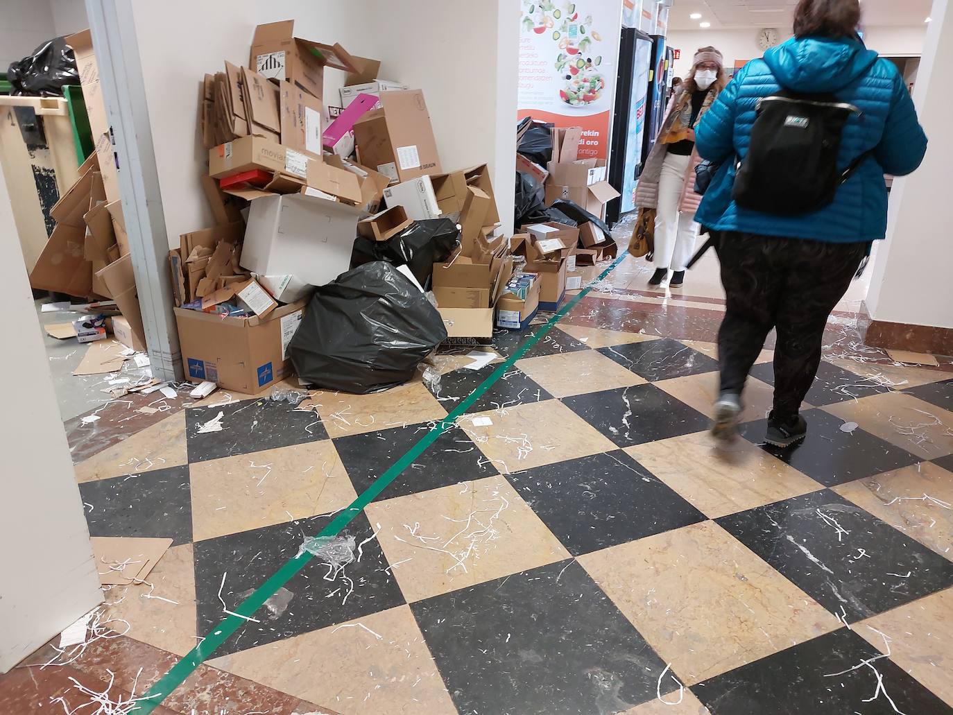La huelga de limpieza, deja huella en el Hospital Donostia
