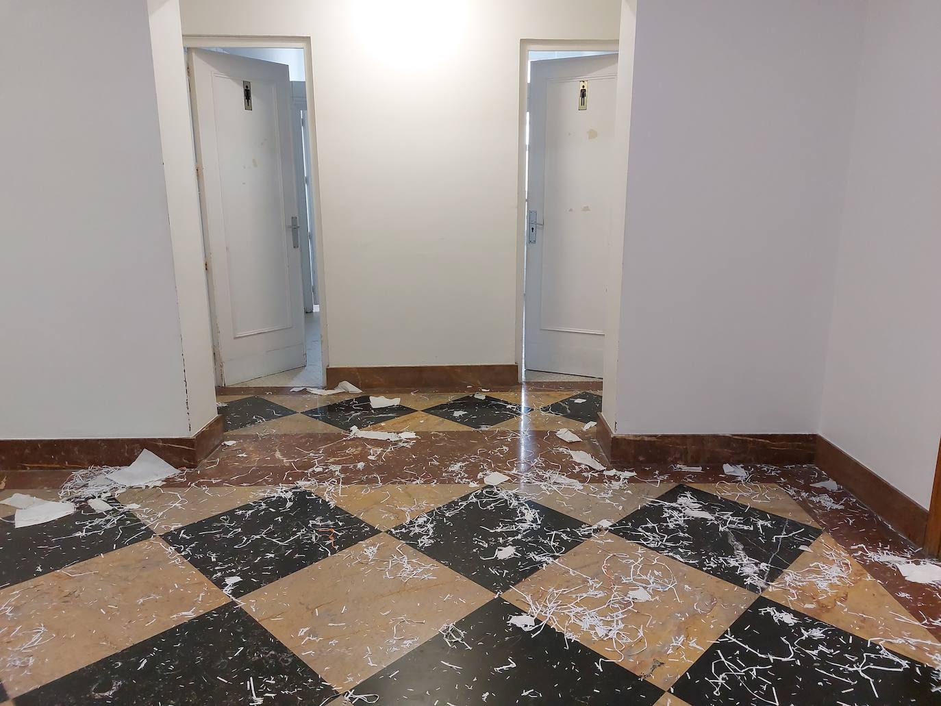 La huelga de limpieza, deja huella en el Hospital Donostia