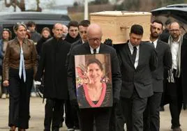 Familiares y amigos de Agnès Lassalle portan el féretro de la profesora en el funeral celebrado este viernes en Biarritz.