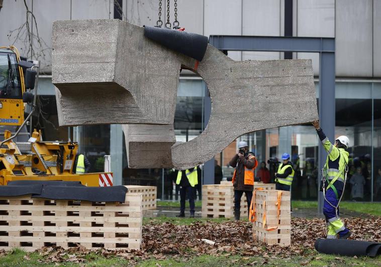 La escultura se ha apoyado en unos palés de madera cubiertos de neopreno como paso intermedio antes de subirla al camión.