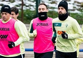 Lasure con el número 24 entre Rahmani y Vadillo.