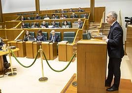 El lehendakari Iñigo Urkullu, en una de sus intervenciones en el pleno de control de ayer.