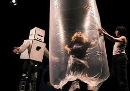 Horman Poster kolektiboko kideak entsegu batean.