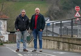 Los alcaldes de Zestoa y Zumaia, Mikel Arregi e Iñaki Ostolaza, en el bidegorri de Narrondo.