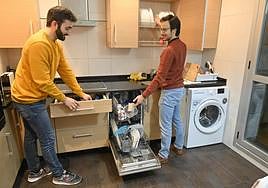 Miguel Ángel Medel y Alejandro del Valle en su vivienda compartida del centro del barrio de Amara de San Sebastián.