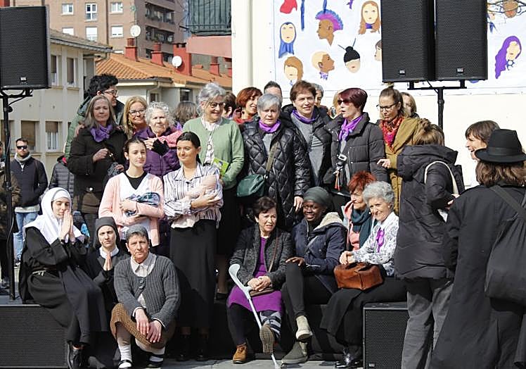 Costureras, actrices e impulsoras de la iniciativa 'Berdintasunaren oihalak'.