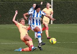 Maitane intenta robar un balón desde el suelo a Andreia.
