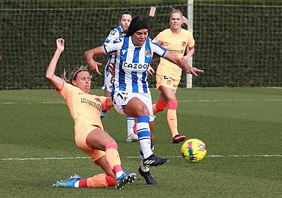 Maitane intenta robar un balón desde el suelo a Andreia.