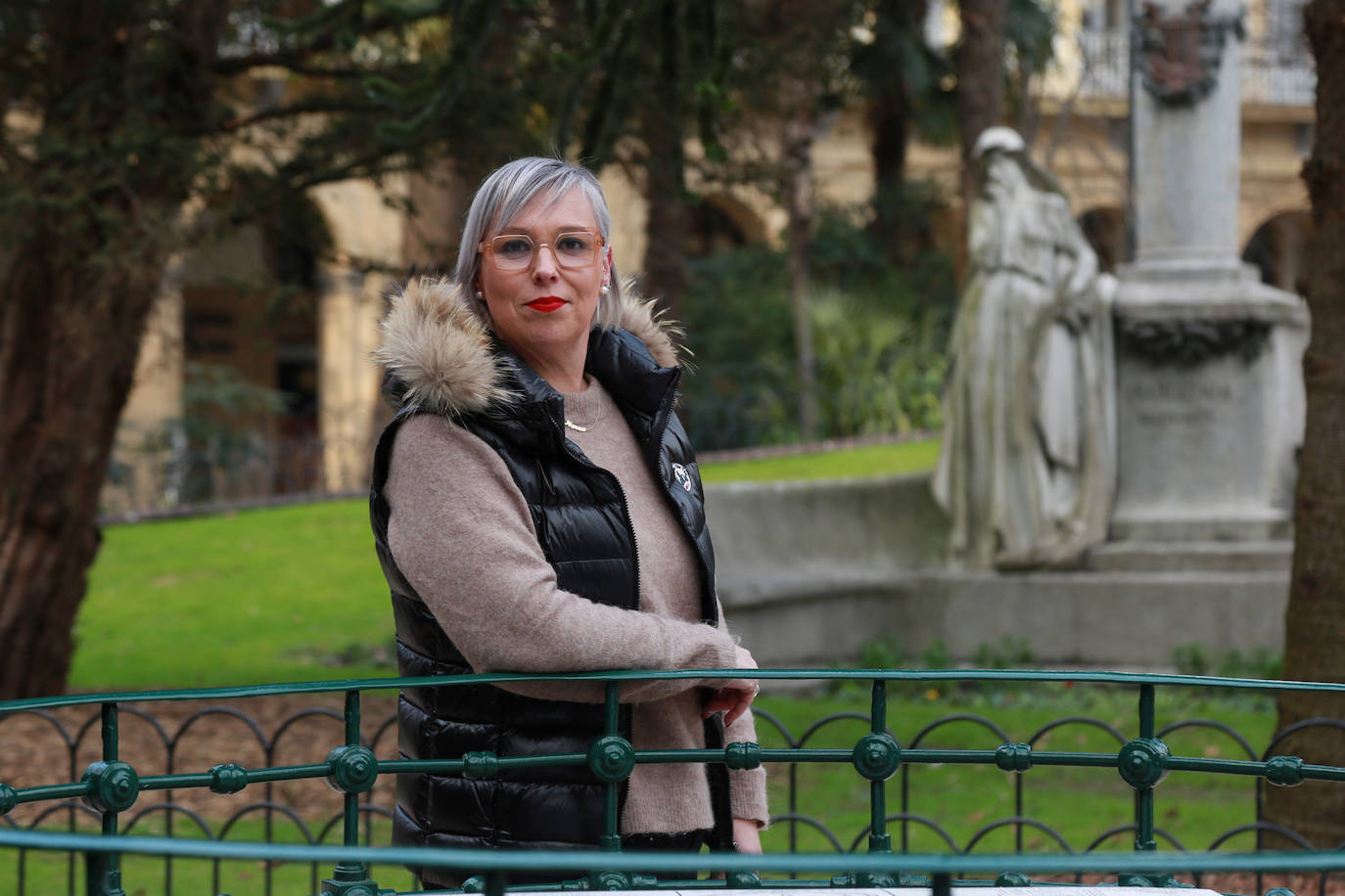 Nerea Isasi posa para la entrevista en los jardines de la Plaza Gipuzkoa, frente al edificio de la Diputación.